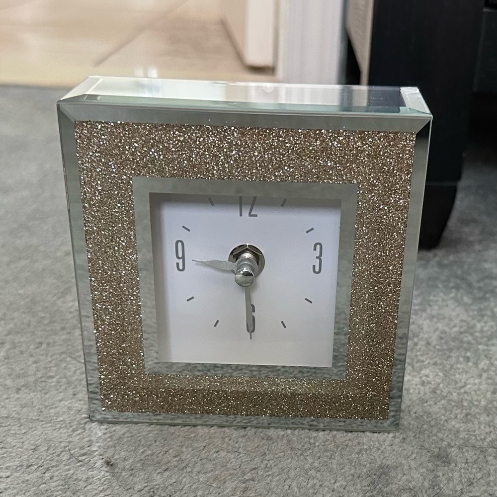 Small Mirrored Gold/Silver Glitter Clock - Picture 2 of 8